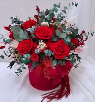Letos na Valentýna darujte něco výjimečného - lásku, která neuvadne. Kytice obsahuje 11 růží, eukalyptus a další Rozměry...