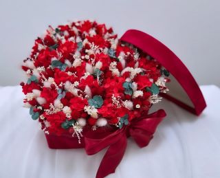 Letos na Valentýna darujte něco výjimečného - lásku, která neuvadne. Rozměry kytice: průměr 27 cm, výška 15cm 1664,00 Kč...