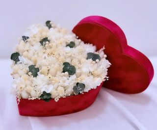 Romantická aranžmá stabilizovaných květin v jemných krémových odstínech, uspořádaná v luxusní sametové krabičce ve tvaru...