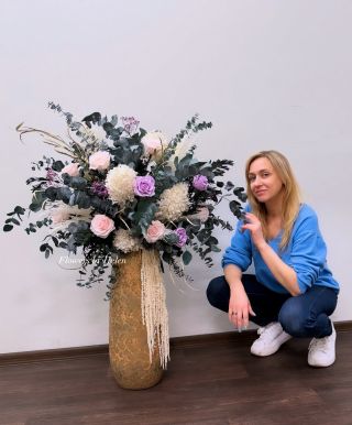 🌿✨ Elegantní dekorace pro hotelovou recepci ✨🌿 Tato luxusní kytice ze stabilizovaných květin byla vytvořena na zakázku pro...