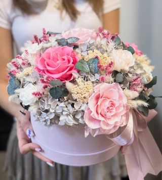 Dárková květinová krabička, která potěší i okouzlí. Stylový dárek, který vydrží roky, nezvadne a přináší radost každý den....