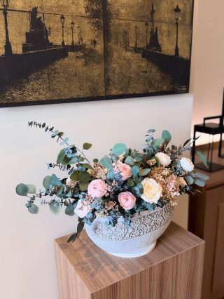 Květiny, které promění prostor. Design, který vydrží. Krása, která pracuje za vás. V interiéru záleží na detailech – na...