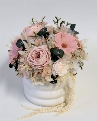 Jemná pudrová kompozice, která působí jako klidný dotek elegance. Pečlivě vyskládané stabilizované květy vytvářejí...