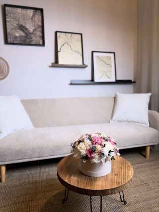 Jemná květinová krabice, která zútulní prostor a nechá vyniknout tichou harmonii domova. Takový malý detail, který zpomalí...